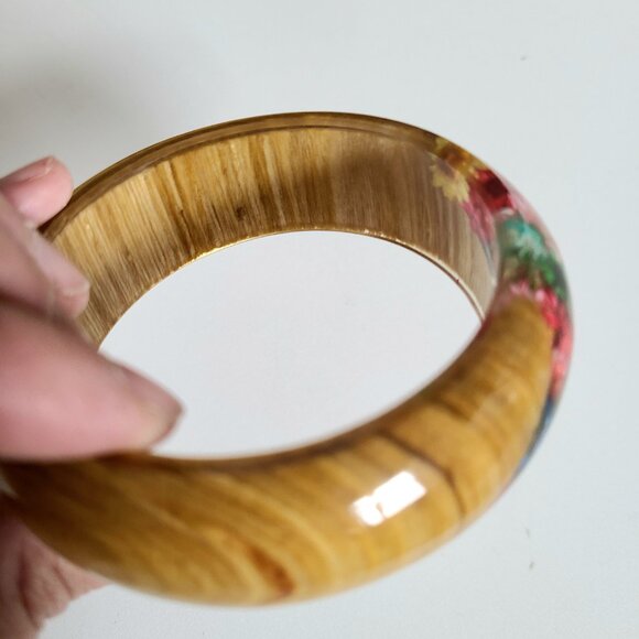 Lucite/celluloid chunky bangle with real dry flowers. - Picture 6 of 9